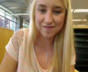 Тинка блондинка в библиотеке трахает себя секс игрушкой и писает